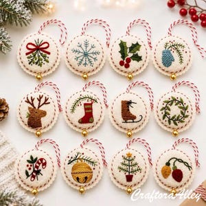 Könnte beinhalten: Ein Set aus zwölf runden Filzanhängern mit handgestickten Weihnachtsmotiven, darunter Mistelzweige, Schneeflocken, Stechpalmen, Fäustlinge, Rentiere, Strümpfe, Schlittschuhe, Kränze, Zuckerstangen, Glocken, Weihnachtsbäume und Lichterketten.