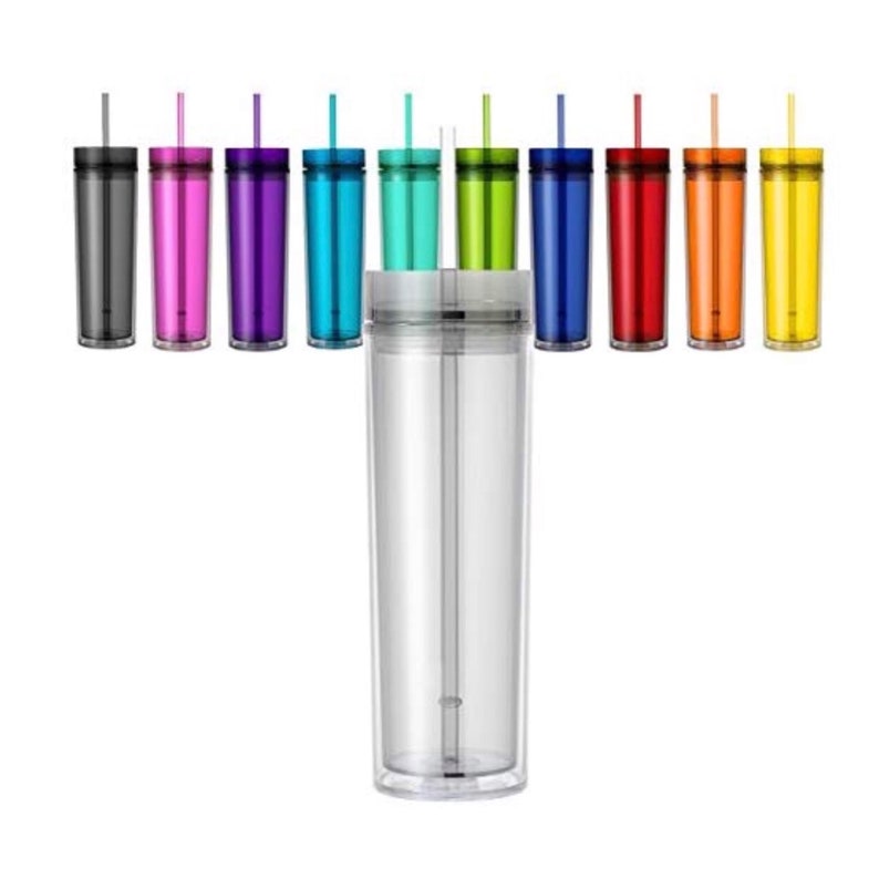 K&ouml;nnte beinhalten: Ein Set mit 10 durchsichtigen Plastikbechern mit Deckeln und Strohhalmen. Die Becher sind in verschiedenen Farben, darunter Schwarz, Pink, Lila, T&uuml;rkis, T&uuml;rkis, Gr&uuml;n, Gelb, Blau, Rot und Orange.