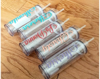 Personalisierter Name Becher - Geschenk für Brautjungfer - Klarer dünner Becher 16 oz - BPA frei - Angepasster großer Wasserbecher mit Stroh und Deckel