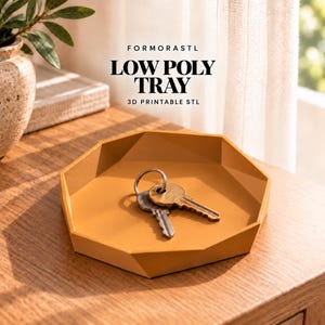 Könnte beinhalten: Eine senfgelbe, achteckige Schale mit geometrischem Facettendesign, in der zwei silberfarbene Metallschlüssel liegen. Der Text FORMORASTL LOW POLY TRAY 3D PRINTABLE STL steht in schwarzer, fetter, serifenloser Schrift über der Schale.