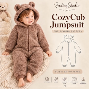 Può includere: Una tuta a maniche lunghe in tessuto peloso marrone con cappuccio con orecchie da orso e cerniera frontale. Il testo recita Sewling Studio CozyCub Jumpsuit PDF SEWING PATTERN SIZES: 6M-10 YEARS. Include icone per cartamodello PDF, A4 e guida.
