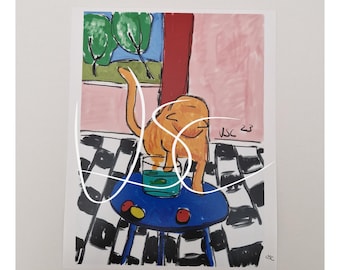 Pode incluir: Uma impressão artística colorida com um gato laranja a alcançar um pequeno aquário de vidro numa mesa redonda azul. A cena inclui um chão aos quadrados pretos e brancos, uma parede cor-de-rosa e uma vista de árvores verdes. Assinatura JSC 23 visível.