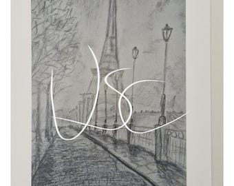 Pode incluir: Um desenho a lápis de grafite sobre papel representando um caminho de paralelepípedos que leva à Torre Eiffel em Paris. A cena inclui postes de luz altos ao longo do caminho, árvores sem folhas à esquerda e uma marca d'água branca.