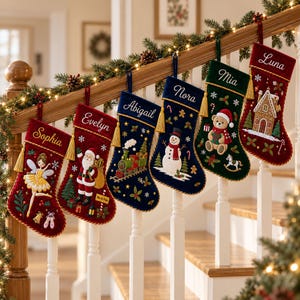 Puede incluir: Seis calcetines navideños personalizados colgados en fila, con los nombres bordados: Sophia, Evelyn, Abigail, Nora, Mia y Luna. Cada calcetín muestra motivos festivos únicos que incluyen un hada, Santa Claus, un tren, un muñeco de nieve, un oso de peluche y una casa de jengibre, acentuados con borlas doradas.