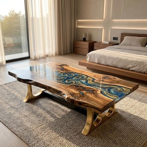 Peut inclure: Une table basse rectangulaire dotée d'un plateau en bois à bord naturel avec une incrustation centrale en résine bleue et dorée tourbillonnante. La table repose sur deux pieds métalliques dorés incurvés, révélant le grain du bois.