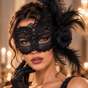 Peut inclure: Un masque de bal masqué noir orné de dentelle complexe, de paillettes scintillantes et d'une grande rose en tissu noir agrémentée de hautes plumes noires légères. Le masque couvre la zone des yeux et est bordé d'une délicate garniture en dentelle.