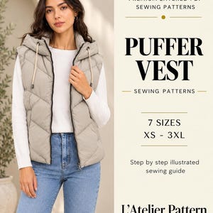 Può includere: Un gilet imbottito grigio chiaro con cappuccio, cerniera frontale e coulisse. Il testo recita: PREMIUM LAYERED PDF SEWING PATTERNS, PUFFER VEST, 7 SIZES XS - 3XL, Step by step illustrated sewing guide, L'Atelier Pattern SEWING PATTERNS.