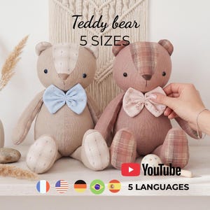 Peut inclure: Deux ours en peluche avec des textures en tissu. L'ours de gauche est beige avec un nœud papillon bleu clair. L'ours de droite est mauve avec un nœud papillon assorti. Le texte indique : Teddy bear 5 SIZES, YouTube et 5 LANGUAGES.