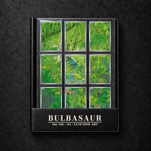 Puede incluir: Una carpeta negra para tarjetas coleccionables que contiene nueve cartas que forman una escena de selva continua. La carta central muestra un personaje Bulbasaur. La parte inferior tiene el texto BULBASAUR 166/165 151 EXTENDED ART en blanco.
