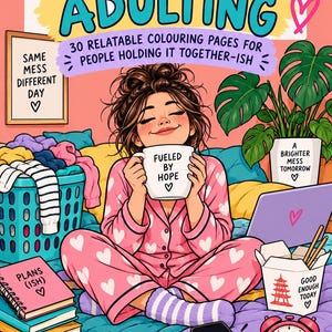 Könnte beinhalten: Ein Malbuch mit dem Titel Unhinged Adulting mit 30 nachvollziehbaren Ausmalbildern für Menschen, die sich gerade so zusammenreißen. Das Cover zeigt eine Person in einem rosa Herz-Pyjama mit einer Tasse mit der Aufschrift Fueled by Hope, umgeben von einem Wäschekorb, Büchern, einem Laptop, einer Take-away-Box, einem Handy und einem Wecker mit Texten wie Same Mess Different Day, A Brighter Mess Tomorrow, Plans (Ish), Good Enough Today und Still Showing Up.