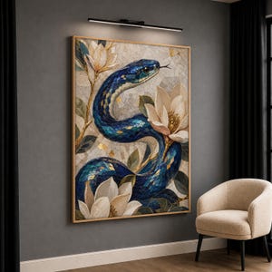 Könnte beinhalten: Ein rechteckiger Wandkunstdruck mit einer Mosaik-Illustration einer blauen Schlange, die sich durch große, cremefarbene Magnolienblüten windet. Das Kunstwerk ist in einem dünnen Holzrahmen gefasst und zeigt ein strukturiertes Kachelmuster.