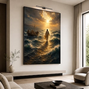 Puede incluir: Un gran cuadro rectangular de pared que representa a una figura con una túnica larga caminando sobre olas oceánicas oscuras y turbulentas hacia una puesta de sol dorada. Un pequeño barco de madera con varias personas es visible.