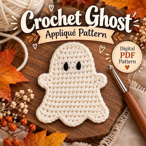 Könnte beinhalten: Eine cremefarbene Häkel-Geist-Applikation mit zwei kleinen schwarzen gestickten Augen. Der Text lautet Crochet Ghost Appliqué Pattern und Digital PDF Pattern. Der Geist liegt mittig auf einer Holzoberfläche mit Herbstblättern.