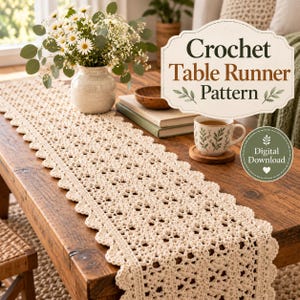 Könnte beinhalten: Ein cremefarbener Häkel-Tischläufer mit einem sich wiederholenden geometrischen Muster und einem gewellten Rand. Der Text im Bild lautet Crochet Table Runner Pattern und Digital Download. Der Läufer liegt auf einem Holztisch.