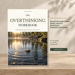 Può includere: Un quaderno di esercizi intitolato The Overthinking Workbook con una copertina che mostra una fotografia di una pietra che crea increspature in un lago calmo al tramonto. Il testo include Break thought loops, Make clearer decisions, Rebuild self-trust, A4 + US LETTER, 83 + 81 PAGES, PRINTABLE PDF e QUIET CLARITY BY F.