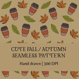 Op de afbeelding: Een naadloos patroon met handgetekende koffiebekers en herfstbladeren in tinten oranje, bruin en groen op een beige achtergrond. De tekst luidt: CUTE FALL / AUTUMN SEAMLESS PATTERN Hand drawn | 300 DPI. Dit ontwerp herhaalt zich over het oppervlak.