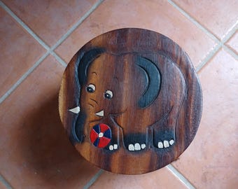 Sgabello in legno di acacia fatto a mano – Elefante pirografato – Seduta rustica e decorativa – Piccolo sgabello a forma di animale – Regalo artigianale