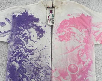 Può includere: T-shirt bianco con un design diviso raffigurante scene sottomarine. Un lato è viola con pesci e coralli, l'altro è rosa con immagini simili. La maglietta ha un'etichetta con la scritta "EVER CHANGE".