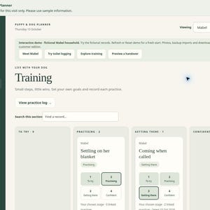 K&ouml;nnte beinhalten: Eine digitale Welpen- und Hundeplaner-Oberfl&auml;che namens Orderlumi mit einer dunkelgr&uuml;nen Seitenleiste und einem cremefarbenen Haupt-Dashboard. Der Bildschirm zeigt einen Trainingsbereich mit Fortschrittskarten f&uuml;r einen Hund namens Mabel, einschlie&szlig;lich Schaltfl&auml;chen f&uuml;r Ziele, &Uuml;bungsprotokolle und interaktive Statusanzeigen.