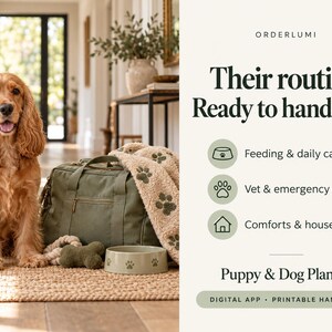 K&ouml;nnte beinhalten: Ein goldfarbener Spaniel sitzt neben einer olivgr&uuml;nen Reisetasche, einer beigen Decke mit Pfotenabdr&uuml;cken, einem knochenf&ouml;rmigen Spielzeug und einer Schale. Text: ORDERLUMI, Their routine. Ready to hand over. Feeding & daily care, Vet & emergency contacts, Comforts & house notes, Puppy & Dog Planner, DIGITAL APP &bull; PRINTABLE HANDOVER.