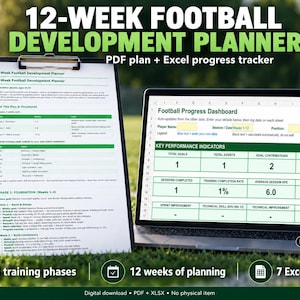 Pode incluir: Um planejador de desenvolvimento de futebol de 12 semanas com um documento PDF impresso em uma prancheta e um laptop exibindo um rastreador de progresso em Excel com indicadores-chave de desempenho e fases de treino.