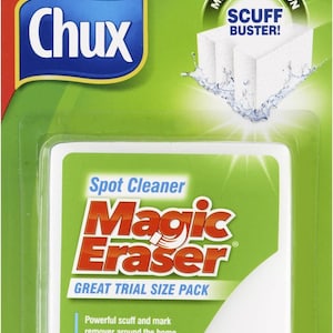 Könnte beinhalten: Eine Chux Magic Eraser Probepackung mit 8 Miniblöcken. Die grün-weiße Verpackung enthält den Text 'Spot Cleaner Magic Eraser', 'Great Trial Size Pack', 'Micro Abrasion Scuff Buster' und 'Activates with water'.
