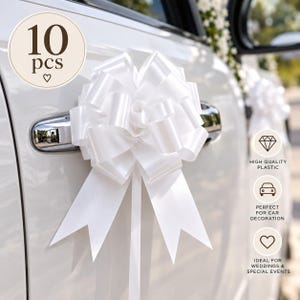Puede incluir: Un conjunto de 10 lazos decorativos blancos hechos de plástico, cada uno con una forma completa y redondeada con dos colas largas y puntiagudas. Los lazos están diseñados para fijarse a las manijas de las puertas de los coches, con texto: 10 pcs, high quality plastic.