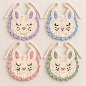 Puede incluir: Cuatro baberos de ganchillo con forma de cara de conejo, con centro color crema y bordes festoneados en lavanda, azul claro, rosa y verde salvia. Cada babero tiene ojos cerrados, bigotes y una pequeña nariz rosa en forma de corazón.