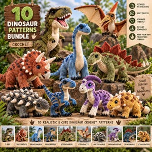 Könnte beinhalten: Eine Sammlung von zehn gehäkelten Dinosaurier-Spielzeugen, darunter T-Rex, Triceratops, Brontosaurus, Velociraptor, Stegosaurus, Pterodactylus, Ankylosaurus, Parasaurolophus, Spinosaurus und Stegoceratops, präsentiert mit einem Schild.