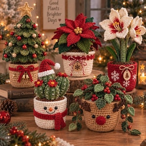 Pode incluir: Uma coleção de cinco decorações de Natal em crochê, incluindo uma árvore de Natal com enfeites, uma poinsétia, flores de amarílis brancas, um cacto com gorro de Pai Natal e um vaso de rena com bagas de azevinho e folhas verdes.