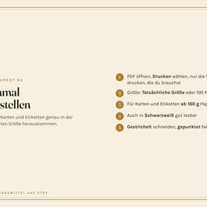 K&ouml;nnte beinhalten: Eine Anleitungsgrafik mit cremefarbenem Hintergrund und dunklem Text. Der Titel lautet "SO DRUCKST DU Einmal einstellen". Es werden f&uuml;nf nummerierte Schritte zum Drucken von PDF-Dateien aufgef&uuml;hrt, inklusive Einstellungen f&uuml;r Gr&ouml;&szlig;e, Papiergewicht und Faltanweisungen.