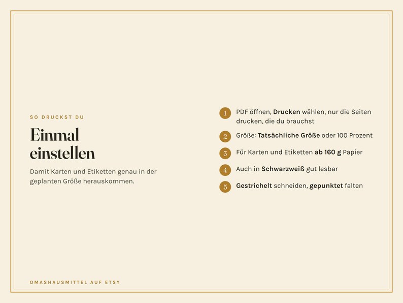 K&ouml;nnte beinhalten: Eine Anleitungsgrafik mit cremefarbenem Hintergrund und dunklem Text. Der Titel lautet "SO DRUCKST DU Einmal einstellen". Es werden f&uuml;nf nummerierte Schritte zum Drucken von PDF-Dateien aufgef&uuml;hrt, inklusive Einstellungen f&uuml;r Gr&ouml;&szlig;e, Papiergewicht und Faltanweisungen.