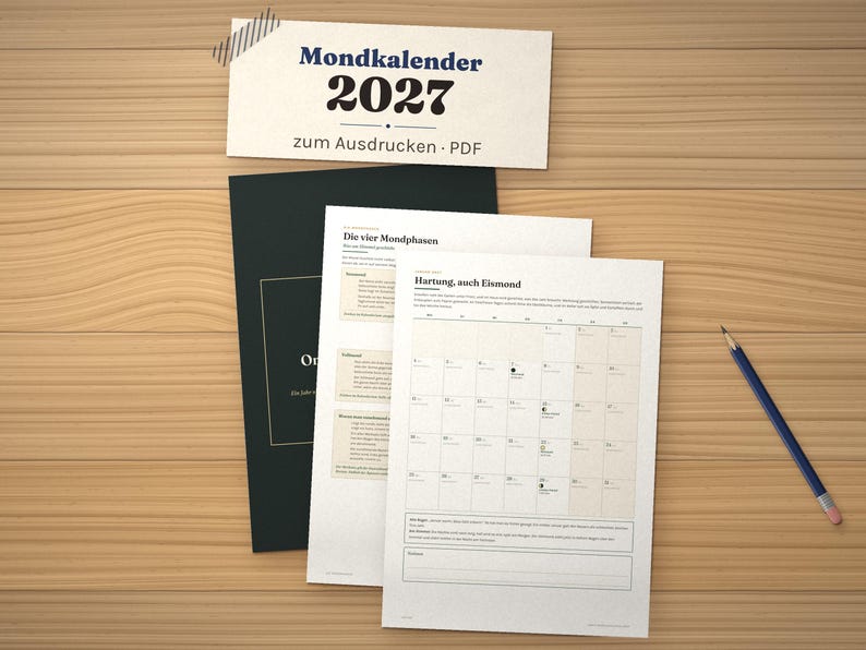 K&ouml;nnte beinhalten: Ein 2027 Mondkalender als druckbares PDF-Set mit einem dunklen Deckblatt und wei&szlig;en Innenseiten, die Monats&uuml;bersichten, Mondphasensymbole und deutschen Text wie "Mondkalender 2027" und "Hartung, auch Eismond" sowie einen blauen Stift zeigen.