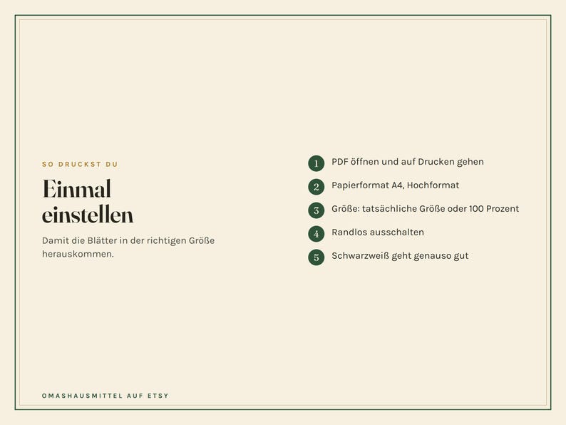 K&ouml;nnte beinhalten: Eine Anleitungsgrafik auf cremefarbenem Hintergrund mit dunkelgr&uuml;nem Rand. Der Text lautet: SO DRUCKST DU Einmal einstellen. F&uuml;nf nummerierte gr&uuml;ne Kreise enthalten Anweisungen zum Drucken eines PDFs im A4-Format bei 100 Prozent Skalierung.