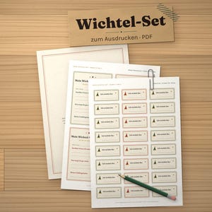 Peut inclure: Un document PDF imprimable Wichtel-Set comprenant des feuilles avec des &eacute;tiquettes rectangulaires et des formulaires. Les &eacute;tiquettes portent le texte Ich wichtele f&uuml;r et les formulaires sont intitul&eacute;s Mein Wichtel-Brief. Un crayon vert est pos&eacute;.