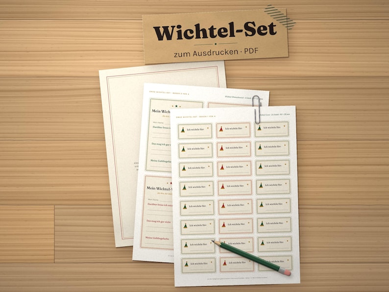 Peut inclure: Un document PDF imprimable Wichtel-Set comprenant des feuilles avec des &eacute;tiquettes rectangulaires et des formulaires. Les &eacute;tiquettes portent le texte Ich wichtele f&uuml;r et les formulaires sont intitul&eacute;s Mein Wichtel-Brief. Un crayon vert est pos&eacute;.