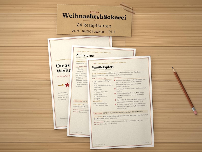 K&ouml;nnte beinhalten: Ein Set aus drei cremefarbenen Rezeptkarten mit schwarzem deutschem Text, darunter Titel wie Zimtsterne und Vanillekipferl, mit roten Sternakzenten und d&uuml;nnen roten R&auml;ndern. Ein Holzbleistift liegt rechts neben den Karten mit dem Titel Omas Weihnachtsb&auml;ckerei.