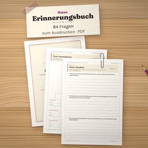 Op de afbeelding: Een printbaar herinneringsboek getiteld Omas Erinnerungsbuch met 84 vragen, bestaande uit meerdere vellen wit papier met gelinieerde schrijfgedeelten, een stamboomtemplate en een paars potlood dat aan de zijkant ligt om notities te maken.