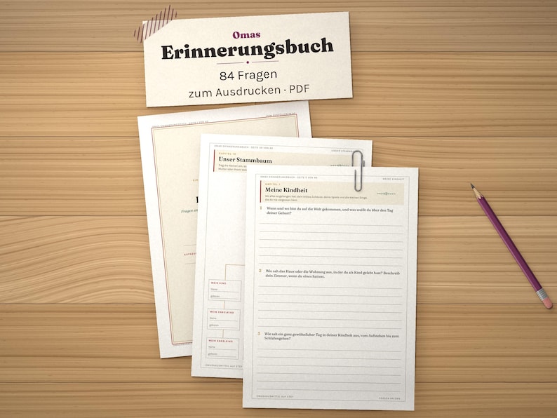 Op de afbeelding: Een printbaar herinneringsboek getiteld Omas Erinnerungsbuch met 84 vragen, bestaande uit meerdere vellen wit papier met gelinieerde schrijfgedeelten, een stamboomtemplate en een paars potlood dat aan de zijkant ligt om notities te maken.