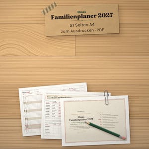 Peut inclure: Un planificateur familial PDF A4 imprimable de 21 pages intitul&eacute; Omas Familienplaner 2027. L'ensemble comprend plusieurs feuilles blanches avec du texte noir et rouge, une grille de calendrier et un crayon vert pos&eacute; sur la page sup&eacute;rieure.