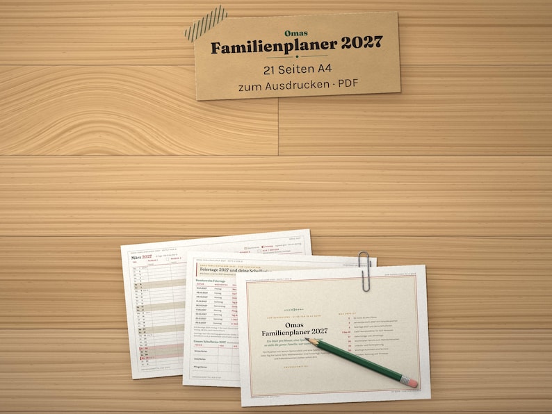 Peut inclure: Un planificateur familial PDF A4 imprimable de 21 pages intitul&eacute; Omas Familienplaner 2027. L'ensemble comprend plusieurs feuilles blanches avec du texte noir et rouge, une grille de calendrier et un crayon vert pos&eacute; sur la page sup&eacute;rieure.