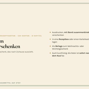 以下が含まれることがあります： クリーム色の情報カードには、OMAS REZEPTKARTEN 124 KARTEN 9 KAPITEL、Zum Verschenken、Ein Geschenk, das nach Zuhause aussieht、OMASHAUSMITTEL AUF ETSYという黒いテキストと、4つの箇条書きリストが記載されています。