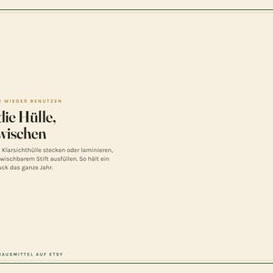 May include: A cream-coloured rectangular sign with a thin dark green border. The text reads: IMMER WIEDER BENUTZEN, In die H&uuml;lle, abwischen, In eine Klarsichth&uuml;lle stecken oder laminieren, mit abwischbarem Stift ausf&uuml;llen. So h&auml;lt ein Ausdruck das ganze Jahr. OMASHAUSMITTEL AUF ETSY.