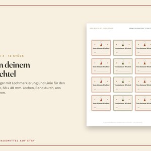 Peut inclure: Une feuille de douze &eacute;tiquettes cadeaux rectangulaires, chacune avec une petite ic&ocirc;ne d'arbre, le texte "Von deinem Wichtel" et une ligne pour un nom. Les &eacute;tiquettes sont dispos&eacute;es en grille, certaines bord&eacute;es de rouge et d'autres de vert, mesurant 58 x 48 mm chacune.