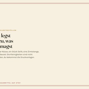 Peut inclure: Un graphique rectangulaire avec un fond cr&egrave;me et une fine bordure rouge. Le texte indique : ZUM SELBSTBEF&Uuml;LLEN, Du legst dazu, was du magst, Ein paar N&uuml;sse, ein St&uuml;ck Seife, eine Zimtstange, ein Teebeutel. Die Kleinigkeiten sind nicht enthalten, du bekommst die Druckvorlagen. OMASHAUSMITTEL AUF ETSY.