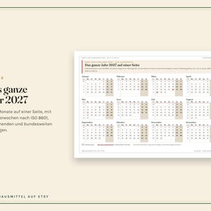 Peut inclure: Une page de calendrier annuel 2027 pr&eacute;sentant douze mois dans un format de grille. Le texte indique Das ganze Jahr 2027 auf einer Seite, avec les mois de janvier &agrave; d&eacute;cembre organis&eacute;s par semaines. Le design utilise du texte noir sur fond blanc avec des surbrillances beiges pour les week-ends et les jours f&eacute;ri&eacute;s.