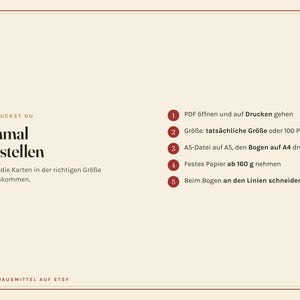K&ouml;nnte beinhalten: Eine Anleitungsgrafik auf cremefarbenem Hintergrund mit d&uuml;nnem rotem Rand. Der Text lautet: SO DRUCKST DU Einmal einstellen. F&uuml;nf nummerierte Schritte in roten Kreisen erkl&auml;ren das Drucken von Karten, inklusive PDF-Einstellungen, Papiergewicht und Zuschnitt.