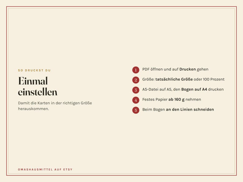 K&ouml;nnte beinhalten: Eine Anleitungsgrafik auf cremefarbenem Hintergrund mit d&uuml;nnem rotem Rand. Der Text lautet: SO DRUCKST DU Einmal einstellen. F&uuml;nf nummerierte Schritte in roten Kreisen erkl&auml;ren das Drucken von Karten, inklusive PDF-Einstellungen, Papiergewicht und Zuschnitt.