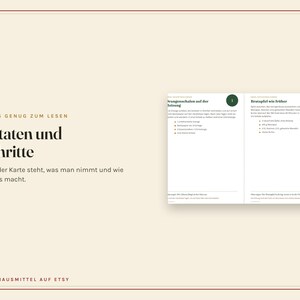 Peut inclure: Une carte d'information beige avec le texte "GROSS GENUG ZUM LESEN", "Zutaten und Schritte" et "Auf jeder Karte steht, was man nimmt und wie man es macht." La partie droite montre deux fiches recettes num&eacute;rot&eacute;es avec du texte allemand.