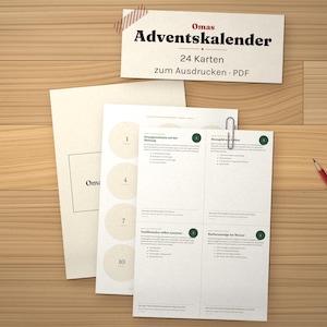 Peut inclure: Un ensemble de cartes imprimables intitul&eacute; Omas Adventskalender 24 Karten zum Ausdrucken PDF. La collection comprend des feuilles avec des cercles num&eacute;rot&eacute;s et des cartes d'instructions textuelles, fix&eacute;es par un trombone argent&eacute;, avec un crayon rouge.